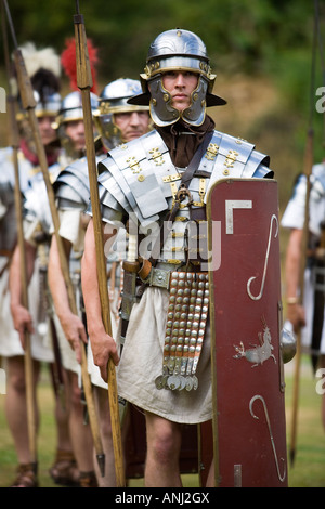 Soldats romains marchant avec boucliers et armes lourdes à une reconstitution de l'armée romaine, Villa Chedworth, Gloucestershire Banque D'Images