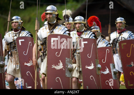 Soldats romains marchant avec boucliers et armes lourdes à une reconstitution de l'armée romaine, Villa Chedworth, Gloucestershire Banque D'Images