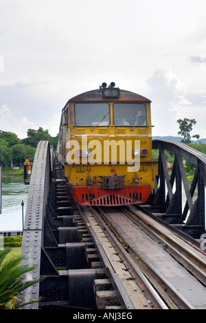 Train traversant le pont sur la rivière Kwai Chiang Mai Thaïlande Banque D'Images