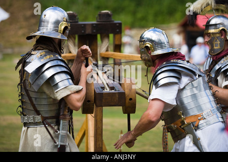 La preuve de l'utilisation d'acteurs de la baliste à une reconstitution de l'armée romaine, Villa Chedworth, Gloucestershire, Royaume-Uni Banque D'Images