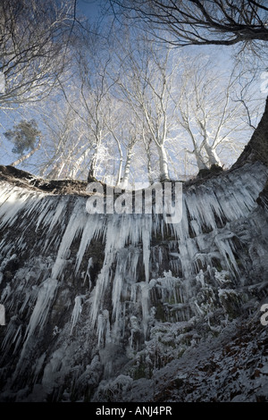 Stalactites sur la cascade d'Entraigues, en hiver (France). Des stalactites sur le site de la cascade d'Entraigues en hiver. Banque D'Images