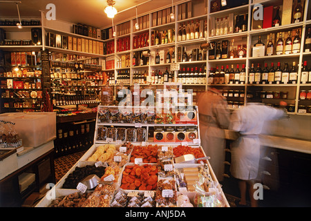 À l'intérieur d'une petite epicerie ou fines à Paris Banque D'Images