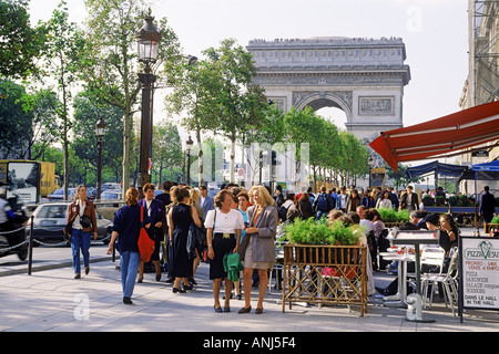 Café sur les Champs-elysées avec l'Arc de Triomphe à Paris Banque D'Images