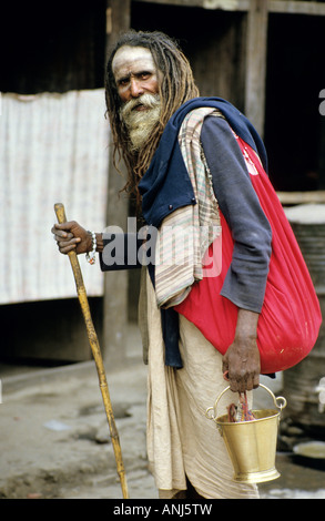 Sadhu ou Saddhu ou Saint-homme à Pokhara, au Népal Banque D'Images