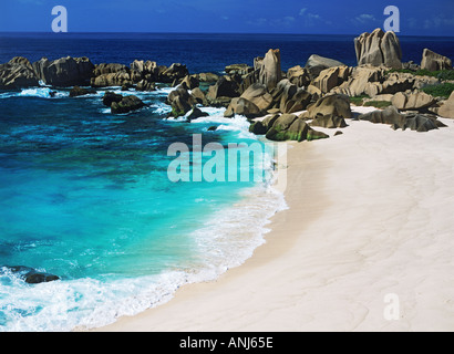 Plage déserte sur La Digue aux Seychelles Banque D'Images