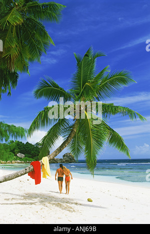 Couple à l'anse sévère sur l'île de La Digue aux Seychelles Banque D'Images