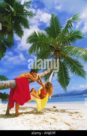 Couple à l'anse sévère sur l'île de La Digue aux Seychelles Banque D'Images