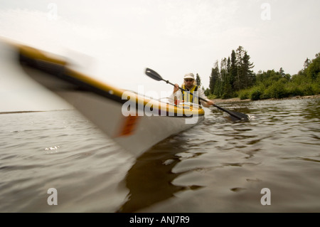 Les palettes PAR LA KAYAKISTE DANS LA BOUCHE DE LA RIVIÈRE BRULÉ SUR LA PISTE DE L'EAU DU LAC SUPÉRIEUR Banque D'Images