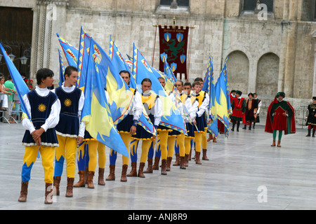 Élaborer les costumes historiques sont portés dans la célèbre Quintana défilé annuel dans la ville de Ascoli Piceno, Marches, Italie Banque D'Images