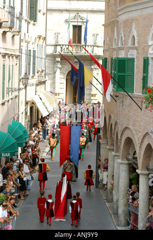 Élaborer les costumes historiques sont portés dans la célèbre Quintana défilé annuel dans la ville de Ascoli Piceno, Marches, Italie Banque D'Images