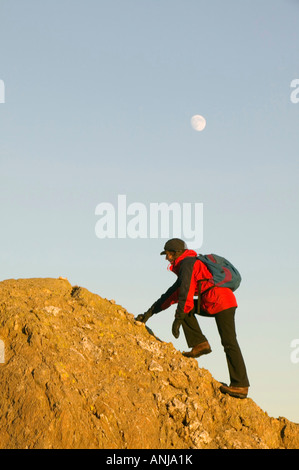 Une femme et des mains dans le Lake District Cumbria UK Banque D'Images