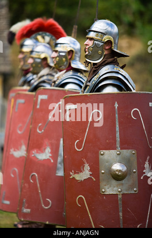 Soldats romains de boucliers et d'armes à une reconstitution de l'armée romaine, Villa Chedworth, Gloucestershire, Royaume-Uni Banque D'Images