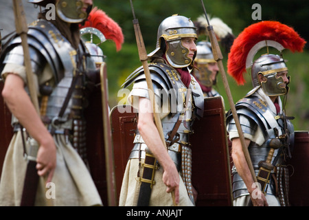 Soldats romains marchant avec boucliers et armes lourdes à une reconstitution de l'armée romaine, Villa Chedworth, Gloucestershire Banque D'Images