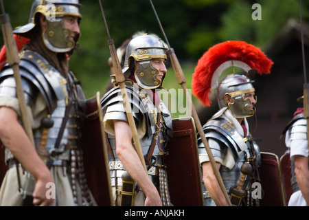 Soldats romains marchant avec boucliers et armes lourdes à une reconstitution de l'armée romaine, Villa Chedworth, Gloucestershire Banque D'Images