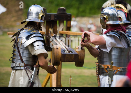 La preuve de l'utilisation d'acteurs de la baliste à une reconstitution de l'armée romaine, Villa Chedworth, Gloucestershire, Royaume-Uni Banque D'Images