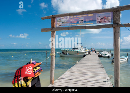 Location de bateaux et de la jetée sur la plage au loin au nord de Cancun c 4 Kilomètre (km4), Cancun, péninsule du Yucatan, Mexique Banque D'Images