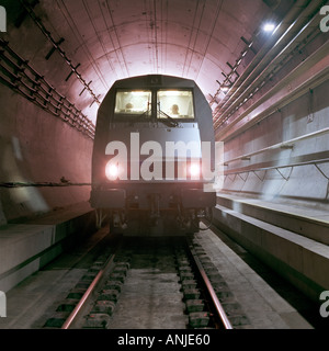 La navette Eurotunnel voyager dans un tunnel ferroviaire du tunnel sous la Manche, 40m sous le fond marin. Banque D'Images