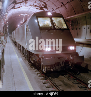 La navette Eurotunnel voyager dans un tunnel ferroviaire du tunnel sous la Manche, 40m sous le fond marin. Banque D'Images