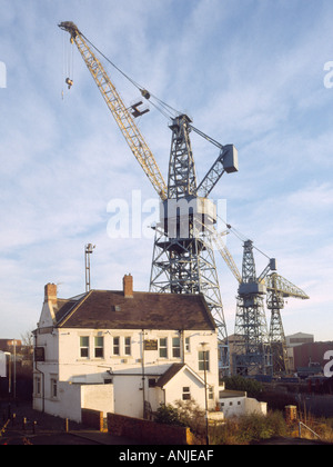 Le navire dans le trou à côté de pub Swan Hunters shipyard Inc. on Tyne UK Banque D'Images