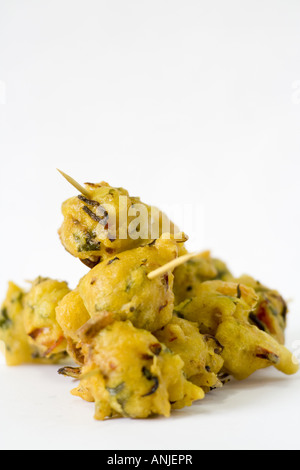 Frit malaisien rouleaux de crevettes en brochettes Banque D'Images