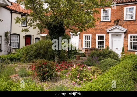 UK Suffolk Southwold High Street petit rectangle de maisons autour d'un petit jardin Banque D'Images