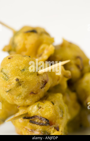 Frit malaisien rouleaux de crevettes en brochettes Banque D'Images