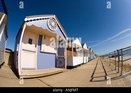 UK Suffolk Southwold front peint de couleurs vives, des cabines de plage à l'extrémité nord de la plage sur l'objectif grand angle fisheye Banque D'Images