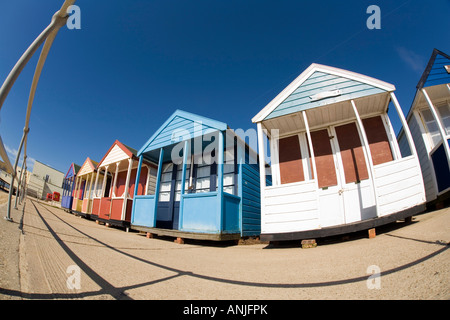 UK Suffolk Southwold front peint de couleurs vives, des cabines de plage à l'extrémité nord de la plage sur l'objectif grand angle fisheye Banque D'Images