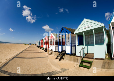 UK Suffolk Southwold front peint de couleurs vives, des cabines de plage sur la promenade au-dessous de Gun Hill Banque D'Images