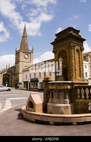 Chippenham Wiltshire UK Market Place l'église St Andrews et War Memorial Banque D'Images