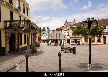 Chippenham Wiltshire UK Market Place de l'hôtel Angel et ancienne croix de beurre Banque D'Images