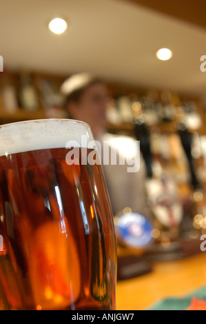 Pinte de bière sur un bar Banque D'Images