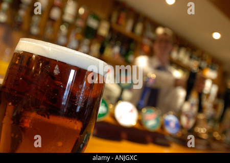 Pinte de bière sur un bar Banque D'Images