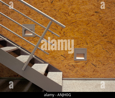 Vue d'un escalier à l'intérieur d'un immeuble de bureaux Banque D'Images