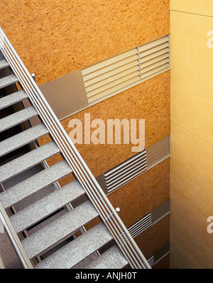 Vue d'un escalier à l'intérieur d'un immeuble de bureaux Banque D'Images