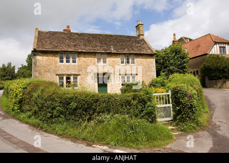 UK Wiltshire village Lacock West Street cottage en pierre Banque D'Images