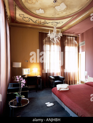 Vue d'un chandelier dans une élégante chambre Banque D'Images