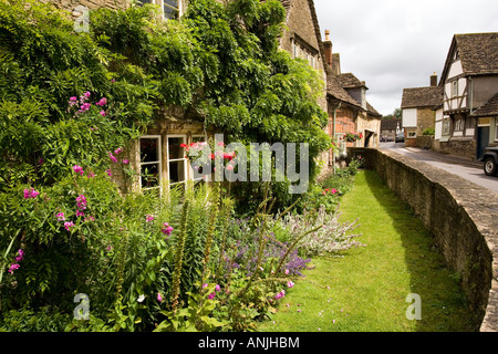 UK Wiltshire village Lacock, rue Church wisteria cottage hung Banque D'Images