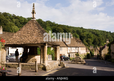 UK Wiltshire Castle Combe village High Street Market Place Market et le beurre Cross Banque D'Images