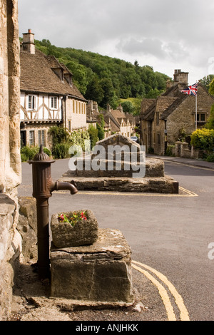 UK Wiltshire Castle Combe village Market Place ancienne pompe à eau Beurre Croix-rouge et High Street Banque D'Images