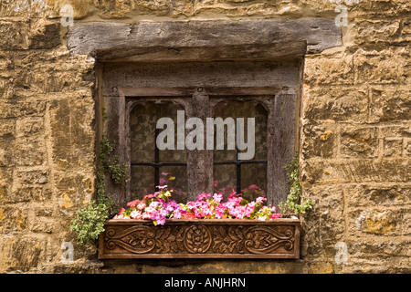 UK Wiltshire Castle Combe village High Street en bois ancien cadre de fenêtre et Fenêtre floral fort Banque D'Images