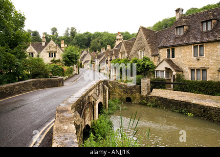 UK Wiltshire Castle Combe Weavers Cottages et pont au Bybrook Banque D'Images