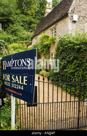 UK Wiltshire Castle Combe High Street à vendre affiche à l'extérieur de la propriété de caractère Banque D'Images