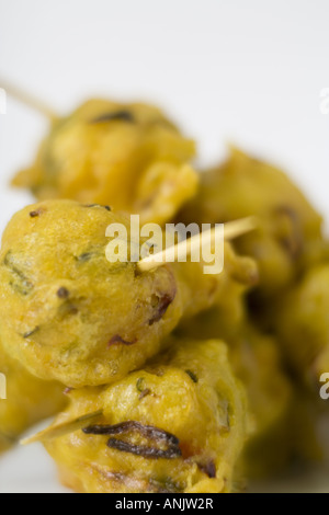 Frit malaisien rouleaux de crevettes en brochettes Banque D'Images