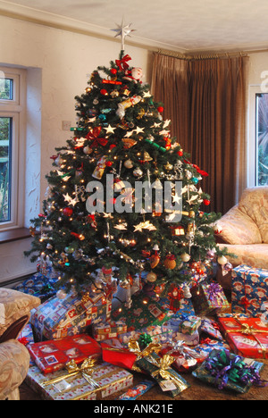 Arbre de Noël décoré dans la salon avec Xmas présente Banque D'Images