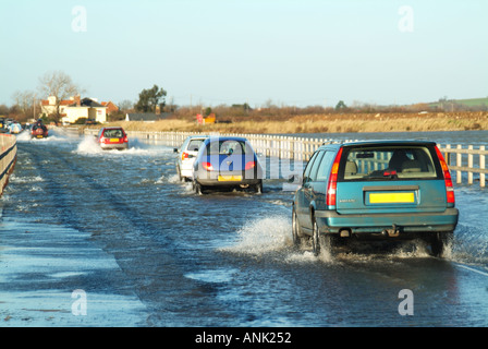 Des inondations à marée haute dans les estuaires de Blackwater et de Colne couvrent la chaussée de Strood, route continentale d'Essex, qui relie la ville de l'île de Mersea Ouest et le village de Mersea est au Royaume-Uni Banque D'Images