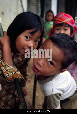 Enfants Hmong noir curieux près de SaPa dans le nord du Viet Nam Banque D'Images