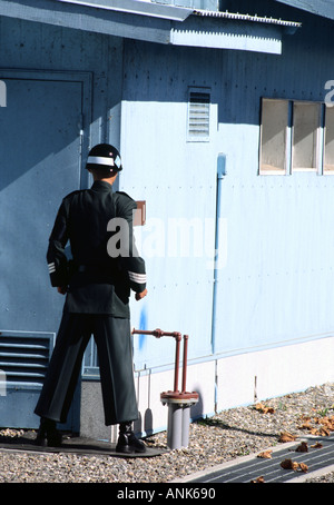 Soldat sud-coréen sur la garde à la zone démilitarisée DMZ Corée Banque D'Images