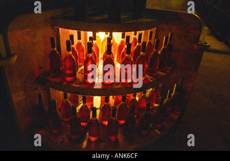 Oremus winery à Tolcsva, Tokaj : La cave souterraine taillée dans la roche volcanique avec de longs tunnels. Un coin décoré avec des bouteilles de vin de Tokaj doré. Banque D'Images