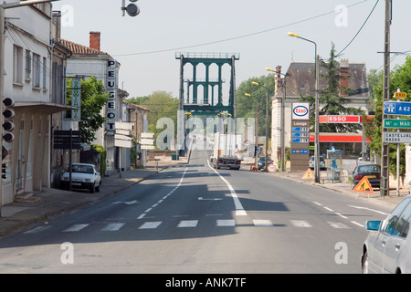 Voiture et camion en direction de pont suspendu au-dessus de fleuve Garonne Marmande Lot et Garonne France Banque D'Images